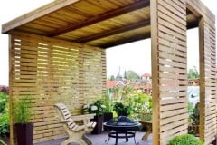 Gazebo in chiave moderna con tamponamenti frangisole e tetto in legno