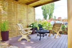 Gazebo in chiave moderna con tamponamenti frangisole e tetto in legno