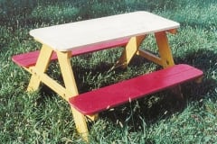 Tavolo picnic con panche in legno per bambini