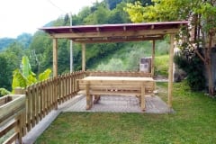 Pergola composta da colonne in legno massello