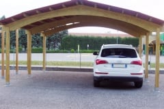 Carport con colonne in legno lamellare