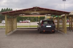 Carport con travi in legno lamellare